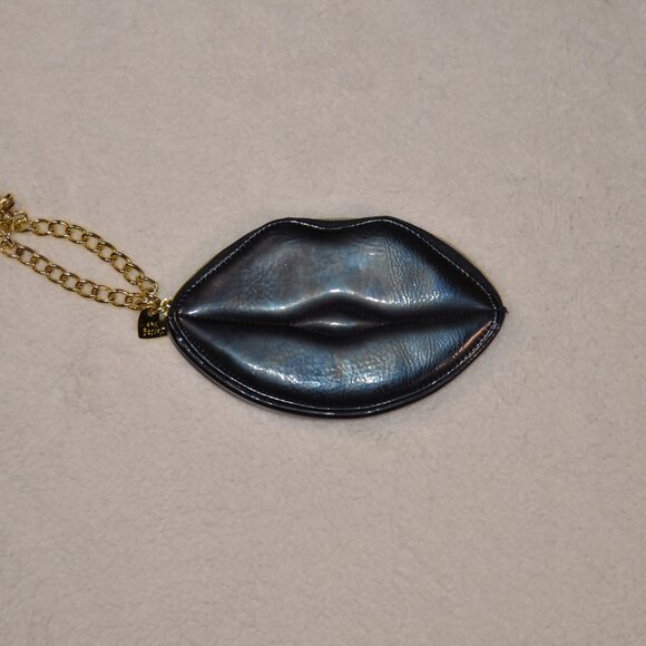 Betsey Johnson black lips wristlet, shiny black vegan leather with gold chain - Picture 3 of 12